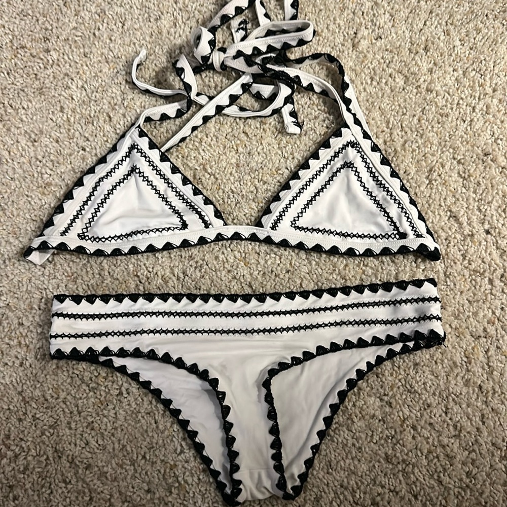 SAME SWIM Blanc/Noir Bikini (worn by Hailey Baldwin and Kendall Jenner)